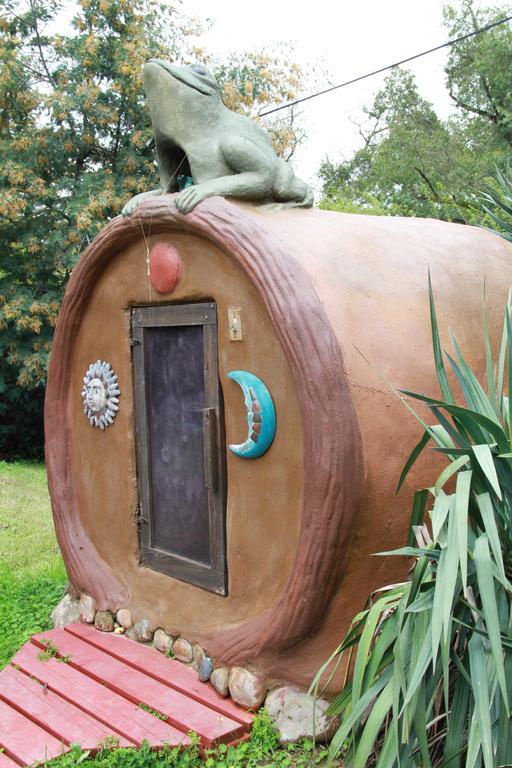מלון גייזרוויל Hobbit Hut מראה חיצוני תמונה